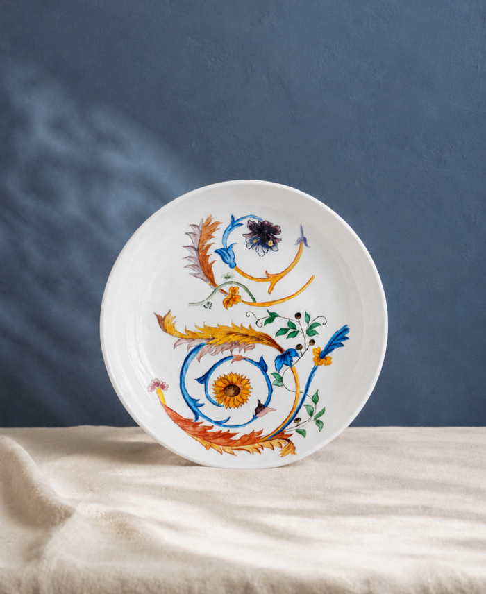 plato-llano-diseno-volutas-azul-y-naranja